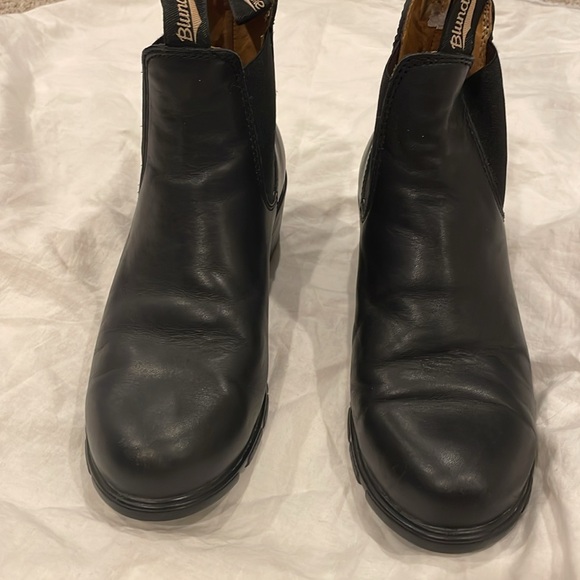 Blundstone women’s heeled, black leather boot - Picture 4 of 10